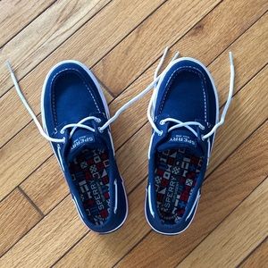 Boys sperrys, very gently used